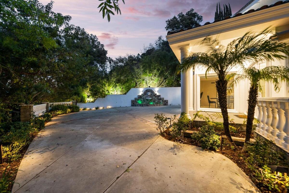 Private 5 Bedroom 6 Bathroom Encino Estate With Pool And Jacuzzi - Los Angeles — Photos 2